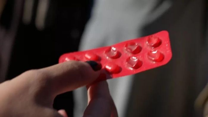  Vỉ thuốc alprazolam trong tay người dân Afghanistan. Ảnh: BBC. 