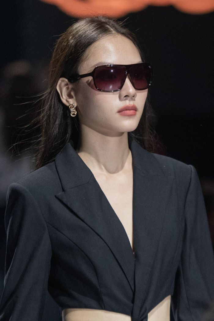 Với Hoa hậu Mai Phương, cô thể hiện nét cá tính qua bộ váy có phần cut-out ở eo. Tất mỏng kết hợp với boots đồng điệu giúp cô giữ ấm trong tiết trời hơi se lạnh của Hà Nội. Trong show diễn tối 26/11, cô đảm nhận vị trí first face. 