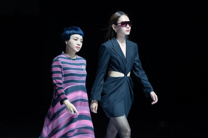  Người đẹp sinh năm 1999 bày tỏ: “Tôi rất yêu thời trang. Mỗi lần được thử các outfit khác nhau và cảm nhận không khí sàn diễn, tôi thấy điều đó rất thú vị. Tôi hồi hộp nhưng cảm giác đó bị lấn át khi có sự cộng hưởng từ âm nhạc, DJ chơi nhạc hay ca sĩ live. Được diễn ở Tuần lễ Thời trang Quốc tế Việt Nam là điều tôi mong ước từ lâu”. 