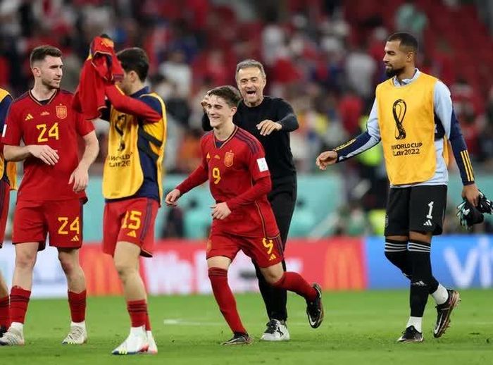 HLV Luis Enrique cho phép các cầu thủ có thời gian thoải mái với người yêu và vợ