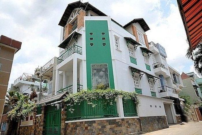 Căn nhà có cấu trúc một trệt, 3 lầu, tổng diện tích hơn 300m2, trị giá khoảng 17 tỷ đồng. Ảnh: Yan