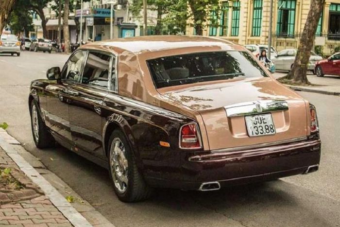 Rolls-Royce Phantom Lửa thiêng của ông Trịnh Văn Quyết cũng đang được ngân hàng OCB chuẩn bị mang ra đấu giá lần thứ 2. Bên cạnh đó, chiếc xe siêu sang Rolls-Royce Phantom Lửa thiêng chỉ có đúng 1 xe trên thế giới của ông Trịnh Văn Quyết cũng đang được ngân hàng OCB chuẩn bị mang ra đấu giá lần thứ 2 vào ngày 6/12 với mức giảm giá dự kiến 2,8 tỷ đồng, chỉ từ 25,2 tỷ đồng.