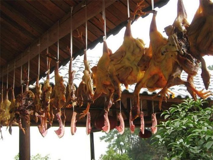 Do đó, không ít nơi, nhất là ở các thành phố lớn tại Tây Tạng đã loại bỏ cách làm truyền thống đầy tàn nhẫn này. Ảnh: Getty