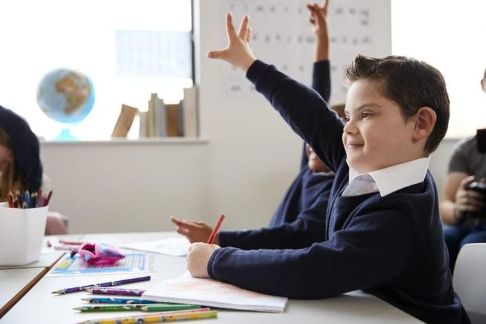 Giáo viên không chỉ giảng dạy, mà còn lắng nghe những vấn đề của học sinh. 
