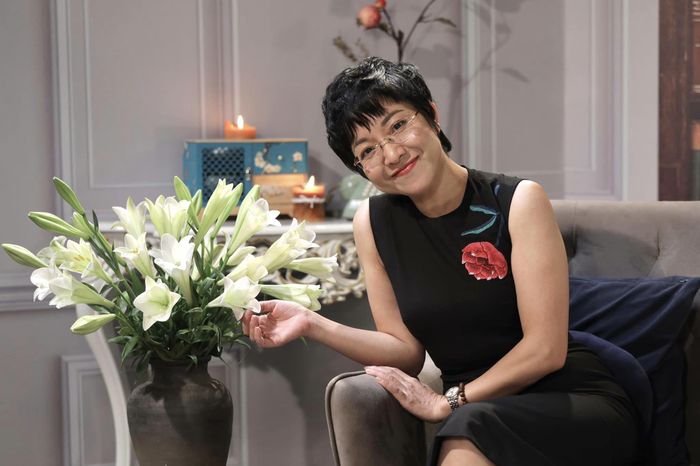 MC Thảo Vân xinh đẹp ghi hình chuyện đêm muộn. 
