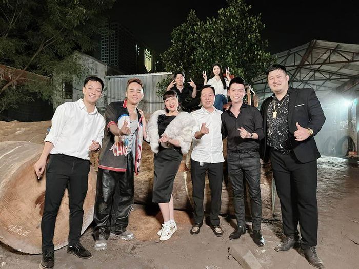 Nghệ sĩ Vân Dung, Duy Nam, Dũng Hớn,... vui vẻ chụp ảnh kỷ niệm trong buổi quay hình cho sản phẩm mới. 