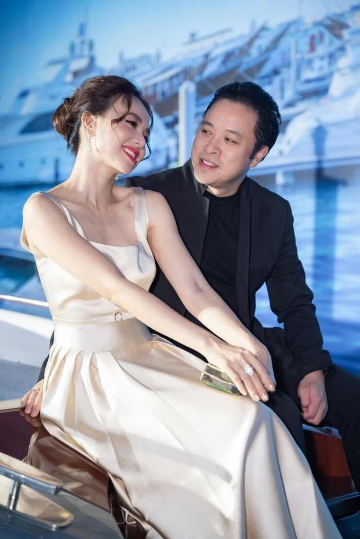  Đinh Ngọc Diệp đã đăng tải loạt hình ảnh của mình và ông xã. Trong loạt ảnh, hai vợ chồng cô lên đồ sang trọng, biểu cảm rất tình tứ.