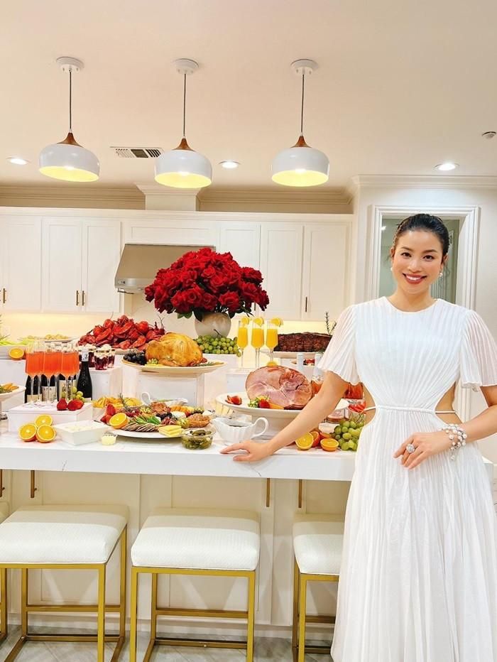 Hoa hậu Phạm Hương khoe bàn tiệc sang trọng với đủ món truyền thống trong Lễ Tạ ơn. Cô mặc chiếc đầm trắng cut-out quyến rũ, phô diễn vẻ đẹp 'gái hai con'.
