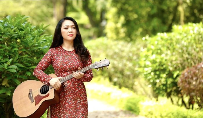 NSND Thái Bảo bên cây đàn ghi ta, nhan sắc của cô được khen ngợi vì quá trẻ trung so với tuổi ngoài U60.