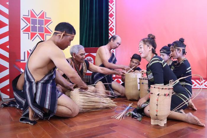 Nghề truyền thống của bà con được tái hiện trong các hoạt cảnh tại liên hoan