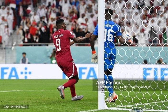 Mohammed Muntari ghi bàn danh dự cho Qatar. Ảnh: AFP