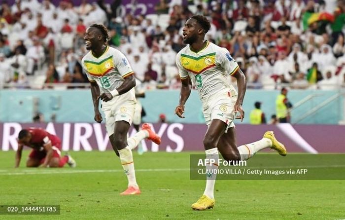 Boulaye Dia ghi bàn mở tỉ số cho Senegal sau sai lầm của hàng thủ chủ nhà Qatar. Ảnh: AFP