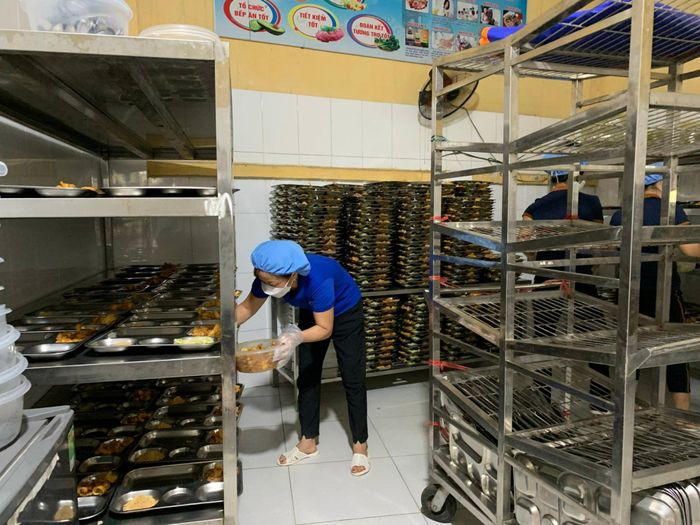 Chuẩn bị suất ăn cho học sinh tại Trường THCS Yên Hòa, Cầu Giấy, Hà Nội.