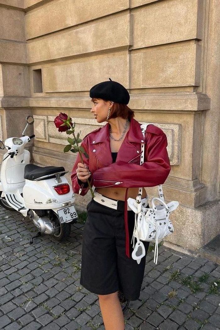  Bạn có thể phá cách với chiếc mũ beret sang trọng cùng áo biker dáng lửng lạ mắt. Ảnh: @irisloveunicorns. 