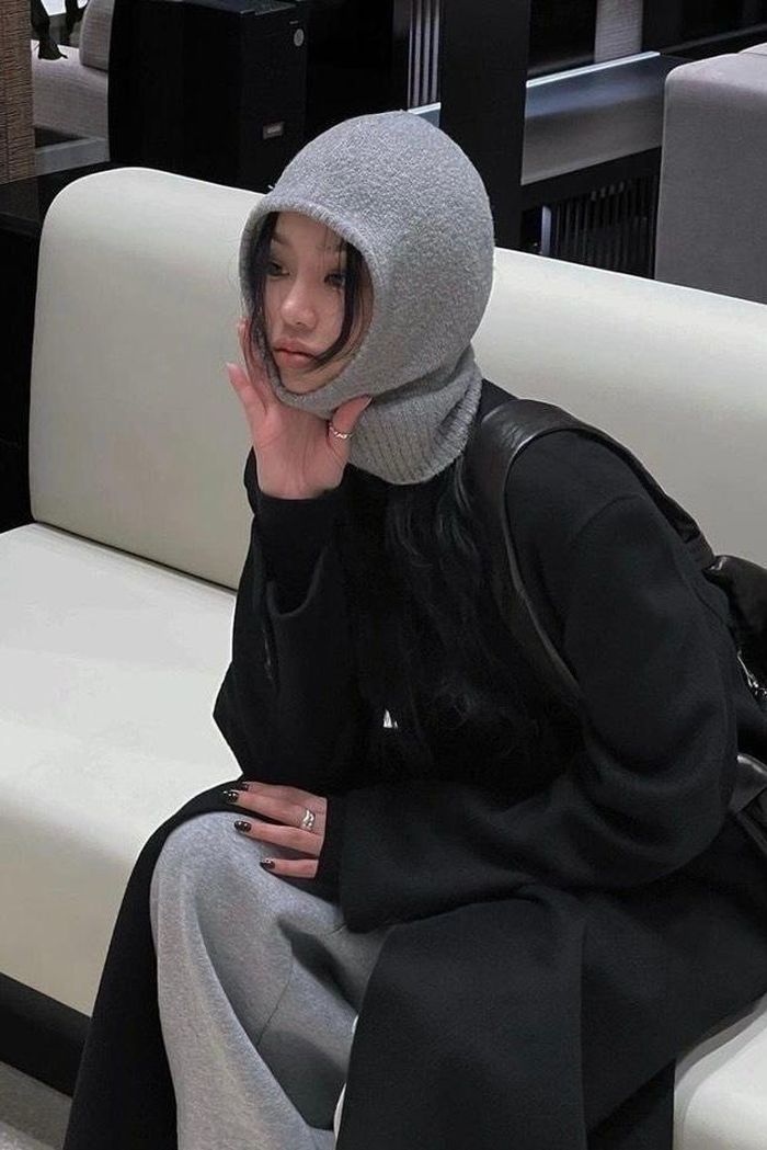  Phong cách menswear với mũ trùm đầu phối cùng tông với quần, khoác thêm áo măng tô. Ảnh: @kewalin. 