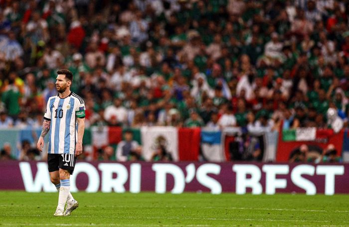Messi bước trên sân, đằng sau là dòng chữ "World's Best" - "hay nhất thế giới".