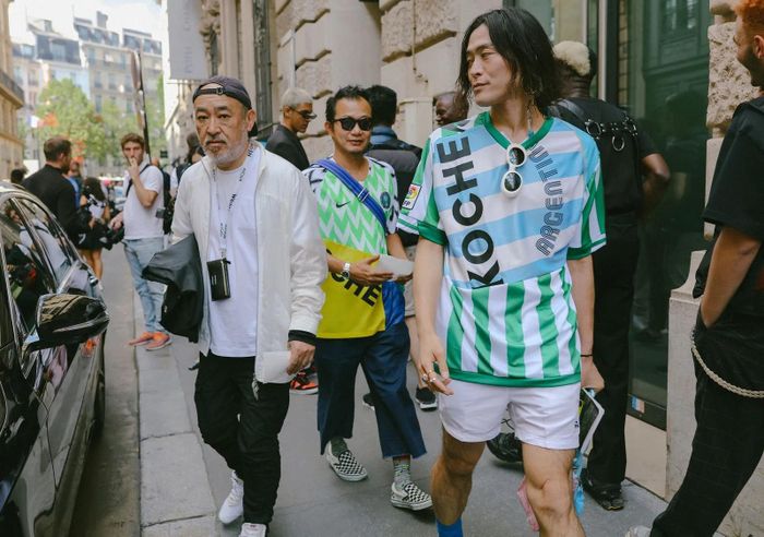  Trào lưu phối đồ với áo bóng đá từng xuất hiện tại Tuần lễ Thời trang Paris vào năm 2018. Chúng vẫn duy trì sức hút trong năm 2019. Đến nay, thiết kế trở nên quen thuộc hơn khi phủ sóng mạnh mẽ. Ảnh: Phil Oh. 