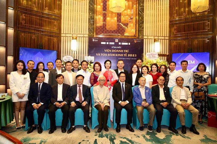 Thành viên Viện Doanh Trí chụp ảnh lưu niệm cùng đại biểu khách mời.