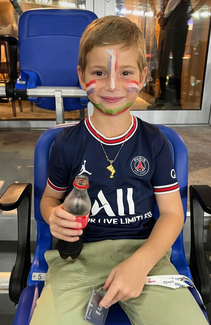Con trai út Theodore mặc áo đấu của CLB Paris Saint-Germain.