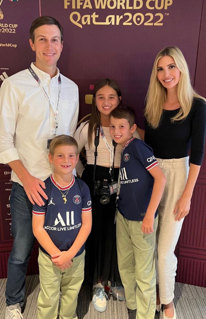Theo SCMP, Ivanka Trump và chồng Jared Kushner luôn chứng tỏ là bậc cha mẹ gương mẫu khi tuân thủ các nguyên tắc nghiêm ngặt trong nuôi dạy ba con. Trên Insider, cô so sánh việc nuôi dạy con cái với việc quản lý nhân viên tại nơi làm việc. “Bạn không thể dạy con cái tôn trọng mọi người và có cách cư xử tốt nếu bản thân bạn không nói ‘làm ơn' và 'cảm ơn'”, cô tiết lộ.