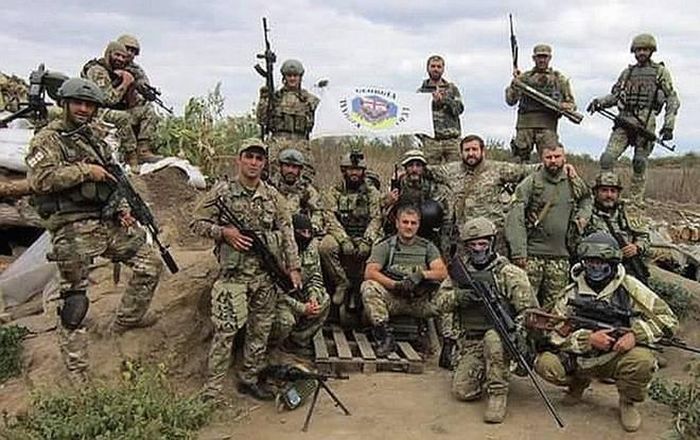 Trung tướng Igor Konashenkov, đại diện Bộ Quốc phòng Nga cho biết thêm, ở khu vực chiến sự Donbass, đòn tấn công của lực lượng hàng không-vũ trụ Nga cũng đã giáng vào một điểm trú quân của lực lượng lính đánh thuê Ukraine trong khu dân cư Chasov Yar, vùng Donetsk.
