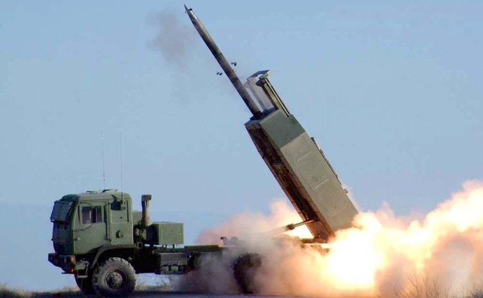 "Tại khu vực thành phố Dnepropetrovsk, đã phá hủy kho đạn chứa hơn 100 quả rocket của hệ thống pháo phản lực phóng loạt có điều khiển M142 HIMARS và hơn 7.000 quả đạn pháo cỡ lớn do nước ngoài sản xuất" - thông báo chiến sự của cơ quan quân sự Nga nêu rõ.