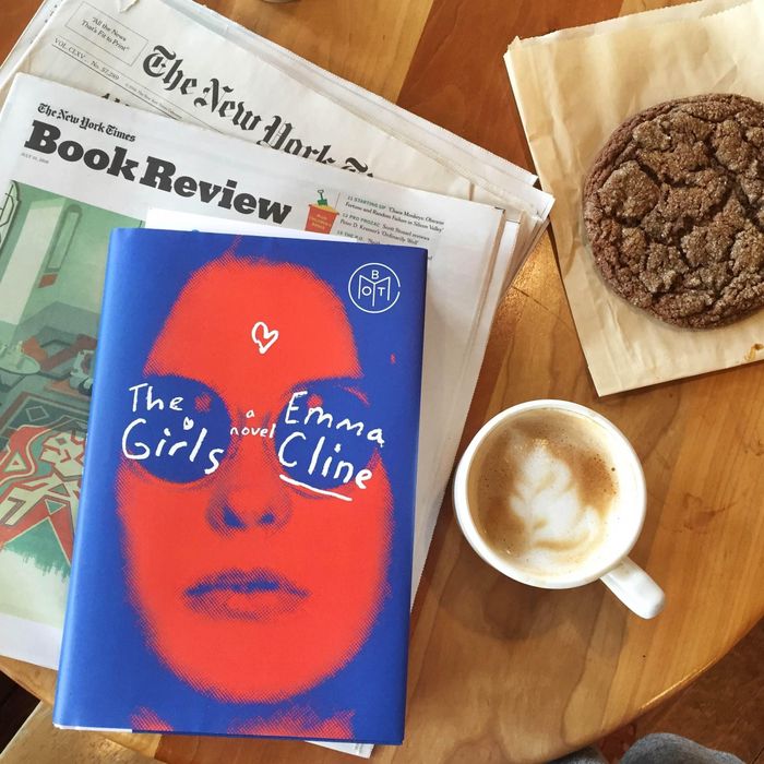  Sách The girls của Emma Cline. Ảnh: Dream by day. 