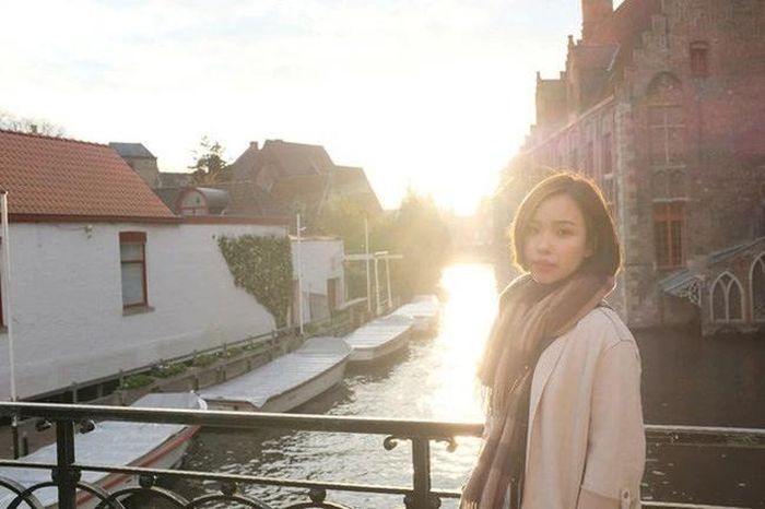 Sau khi học xong, Viên Minh vào công ty gia đình làm việc. Dù là tiểu thư nhà giàu nhưng vẻ ngoài cô nàng khá đơn giản và hiện đại, không chạy theo hàng hiệu.