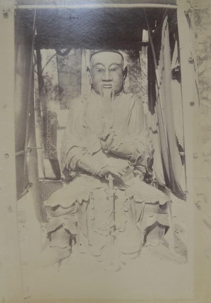 Tượng Huyền Thiên Trấn Vũ được đưa ra chụp ảnh (trong album của Paul Armand Rousseau)