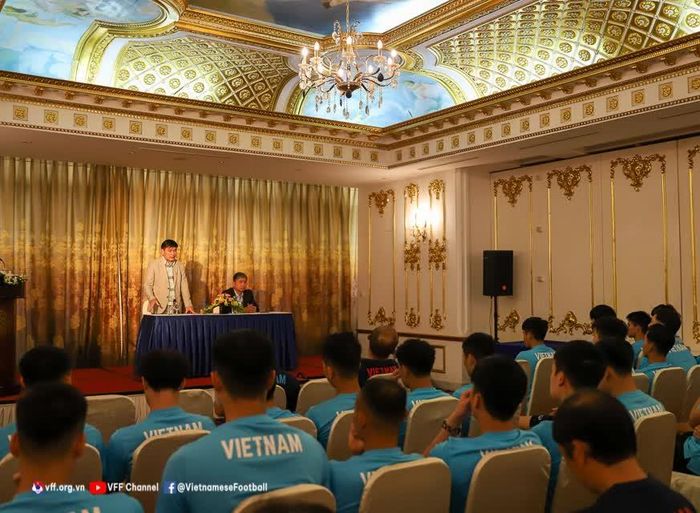 Phó Chủ tịch VFF Trần Anh Tú động viên các cầu thủ đội tuyển Việt Nam.Ảnh; VFF