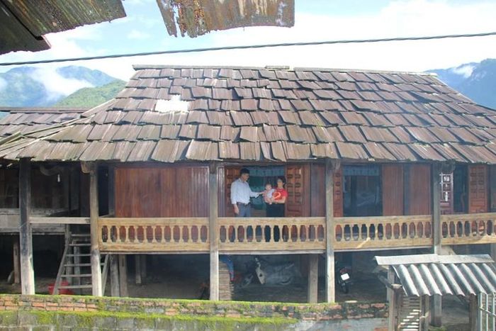 Những ngôi nhà sàn cổ gỗ Pơ Mu sở Ngọc Chiến.