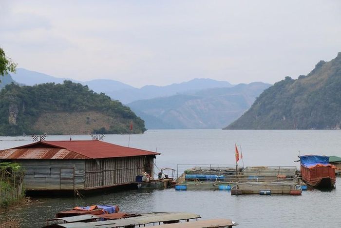 Du lịch trên lòng hồ sông Đà tại huyện Mường La.