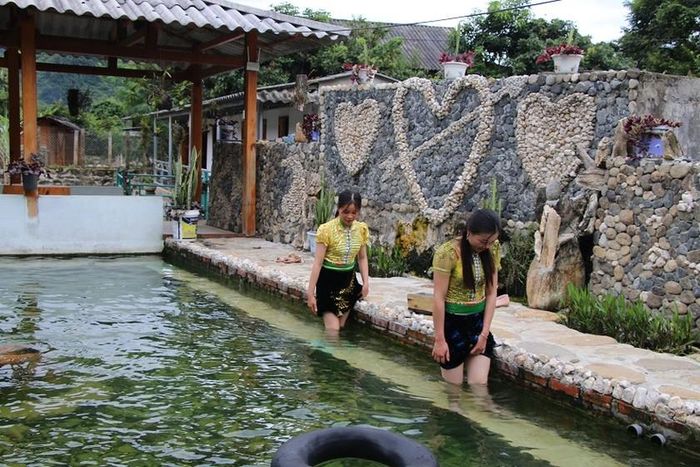 Suối khoáng nóng ở Ngọc Chiến.