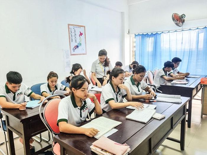 Một lớp dạy kỹ năng cho người lao động chuẩn bị ra nước ngoài làm việc -Ảnh: H.N