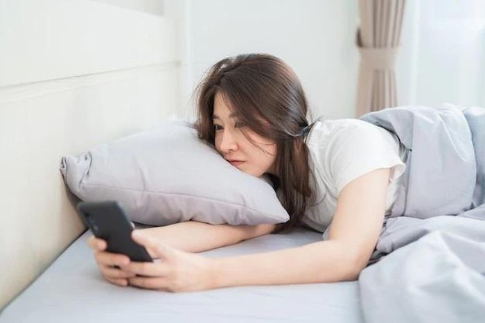  Làm việc từ xa, nhiều người đã kiểm tra công việc qua điện thoại ngay khi thức dậy. Ảnh: Freepik. 
