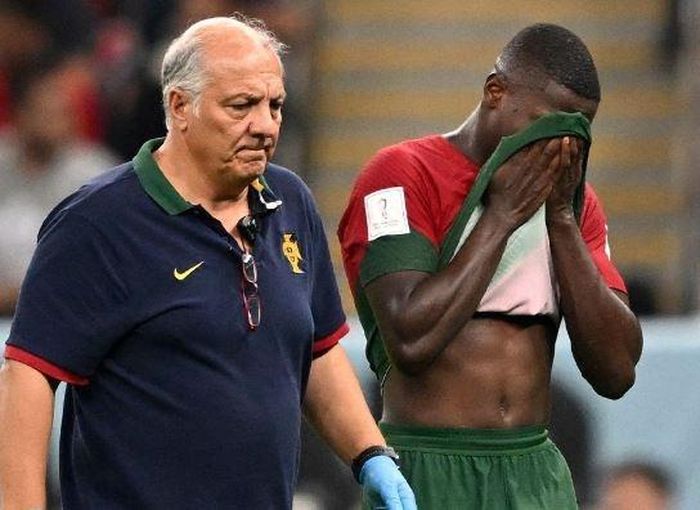 Nuno Mendes khóc khi rời sân.