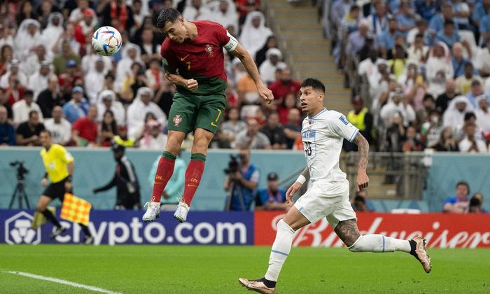 Ronaldo tưởng như đã có bàn thắng thứ 9 tại World Cup sau pha bật nhảy đánh đầu bất thành. Ảnh: Reuters.