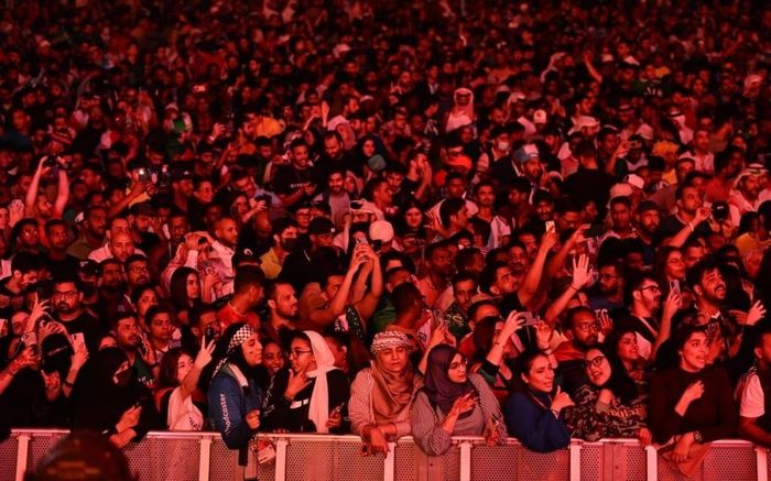  Đám đông tại một sự kiện đồng hành của World Cup 2022 ở Doha, Qatar. Ảnh: Coen Lammers. 
