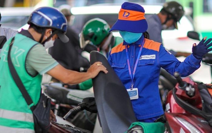 Trong tháng 11, giá xăng dầu tăng 5,83% so với tháng trước. Ảnh: Quỳnh Danh.