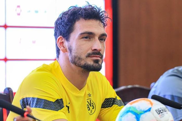 Trung vệ Mats Hummels thích thú với cà phê và phở Việt Nam.Ảnh: Đại Đầu