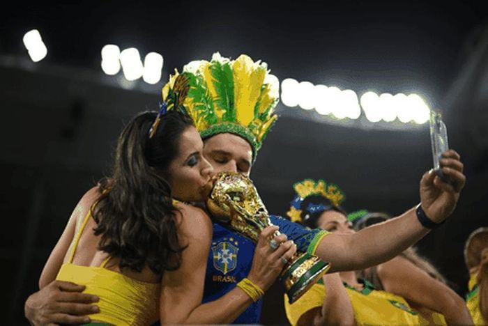 Cổ động viên Brazil mơ tới chiếc cúp vàng thứ 6
