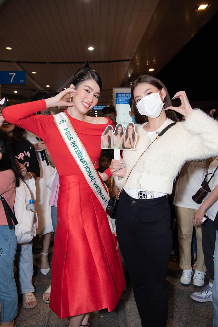 Á hậu Phương Nhi và Á hậu Ngọc Thảo chụp ảnh cùng Phương Anh. Trước đó, Ngọc Thảo cũng dự thi Miss Grand 2020 và lọt vào top 20. Cô là người đẹp đầu tiên trong top 3 Hoa hậu Việt Nam 2020 mang trọng trách thi quốc tế.