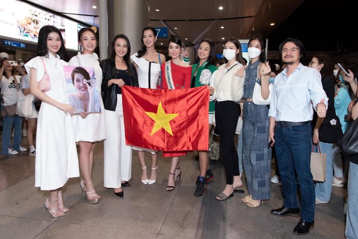 Người hâm mộ có mặt từ sớm để tiễn Phương Anh. Bên cạnh đó, nhiều người đẹp như Hoa hậu Mai Phương, Bảo Ngọc, Á hậu Thùy Dung, Ngọc Thảo, Mai Ngô, Thùy Tiên cũng ra sân bay để tiễn cô.