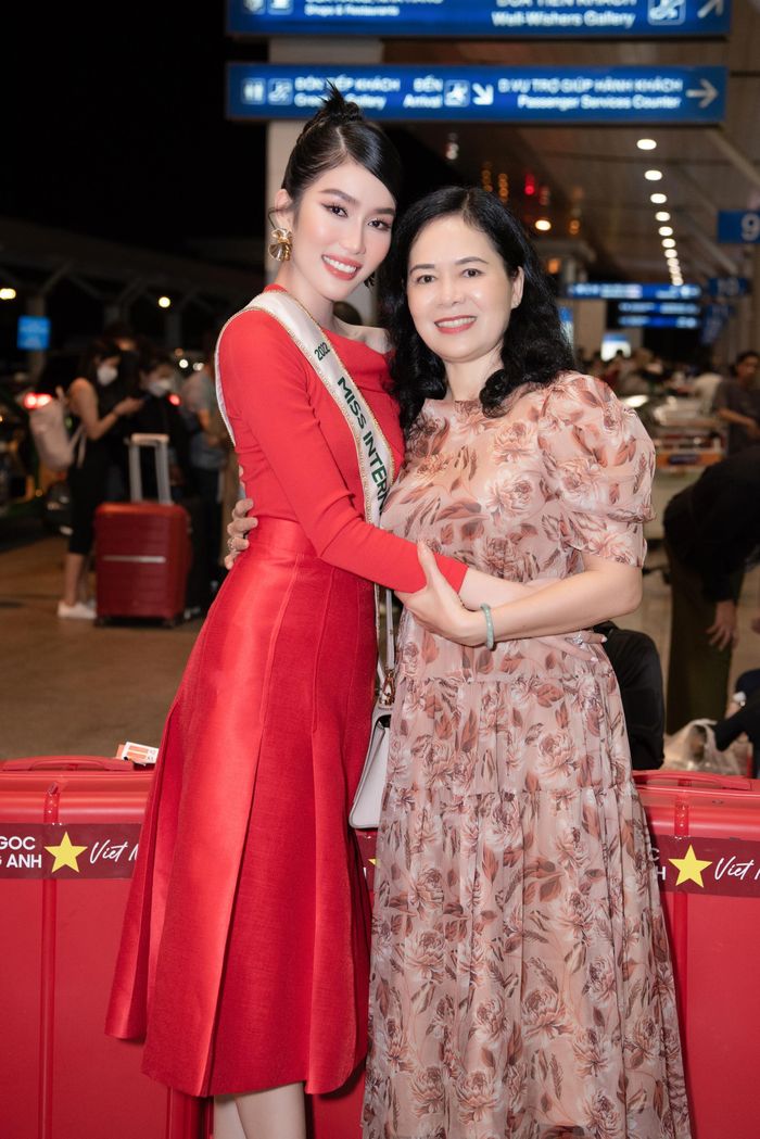 Gia đình và người thân ra sân bay tiễn Phương Anh. Cô xúc động khi chia tay mẹ.