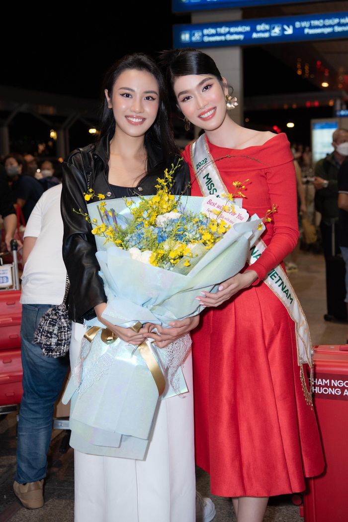 Người đẹp Bùi Lý Thiên Hương và Á hậu Thủy Tiên cũng có mặt để tiễn Phương Anh đi thi. Ngoài đời, họ là những người bạn thân thiết.