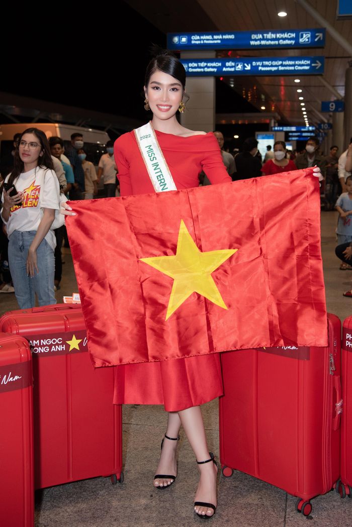 Phương Anh mang theo cờ đỏ sao vàng ra sân bay. Cô thể hiện quyết tâm chinh phục những ngôi vị cao nhất tại cuộc thi Hoa hậu Quốc tế năm nay.