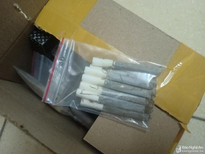 Một số đối tượng còn buôn bán loại thuốc lá quấn, loại này có chứa chất kích thích, gây ảo giác rất có hại cho sức khỏe. Ảnh: Tiến Đông 