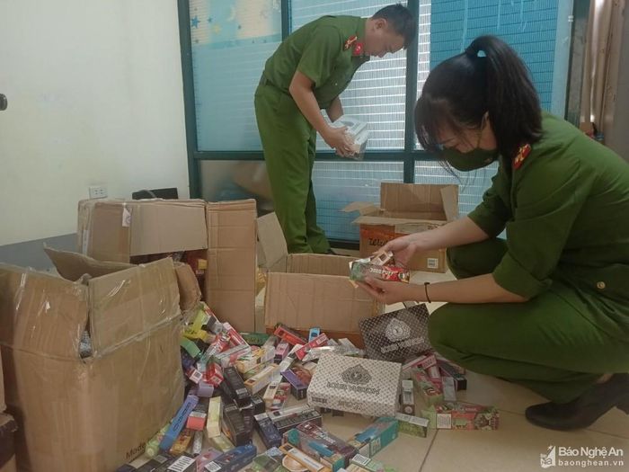 Từ đầu năm đến nay, Công an thành phố Vinh đã bắt giữ hơn 20.000 điếu thuốc lá điện tử. Ảnh: Tiến Đông 