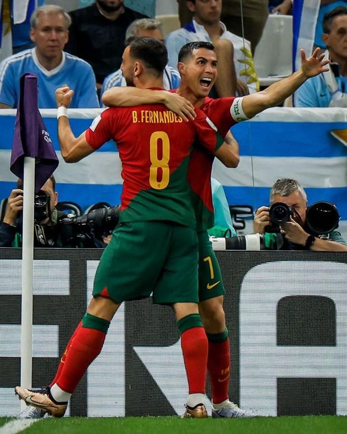 Bruno Fernandes chúc mừng Cristiano Ronaldo sau pha ghi bàn mở tỷ số ở trận gặp Uruguay (Nguồn: Getty)