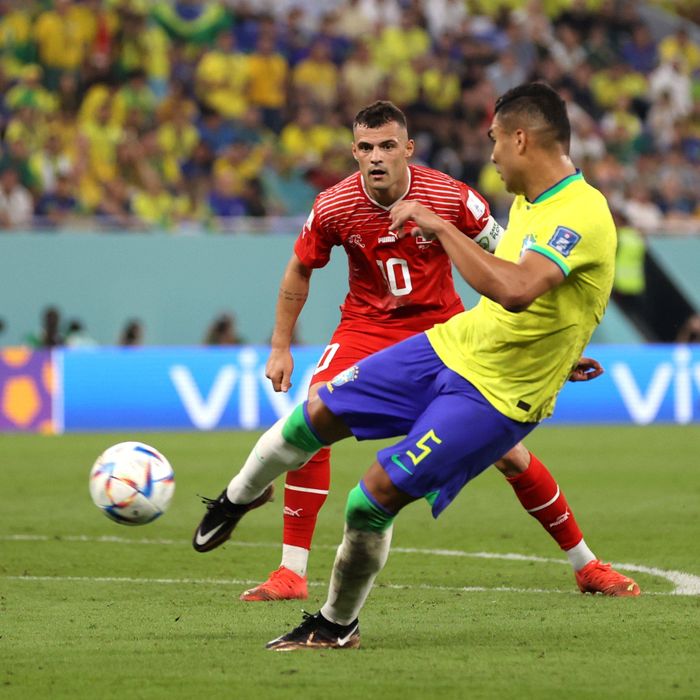 Casemiro tung cú sút đẳng cấp mang về chiến thắng cho Brazil. Ảnh: FIFA